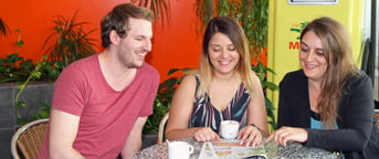 Des collaborateurs en conversation Des collaborateurs en conversation